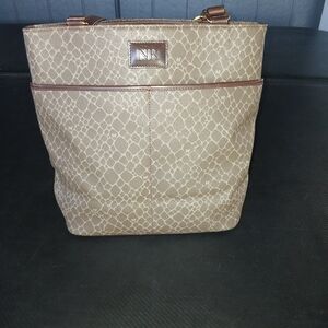 NWOT, NIna Ricci 11" H x 10" wide. Giraffe print Brown/tan, handbag.